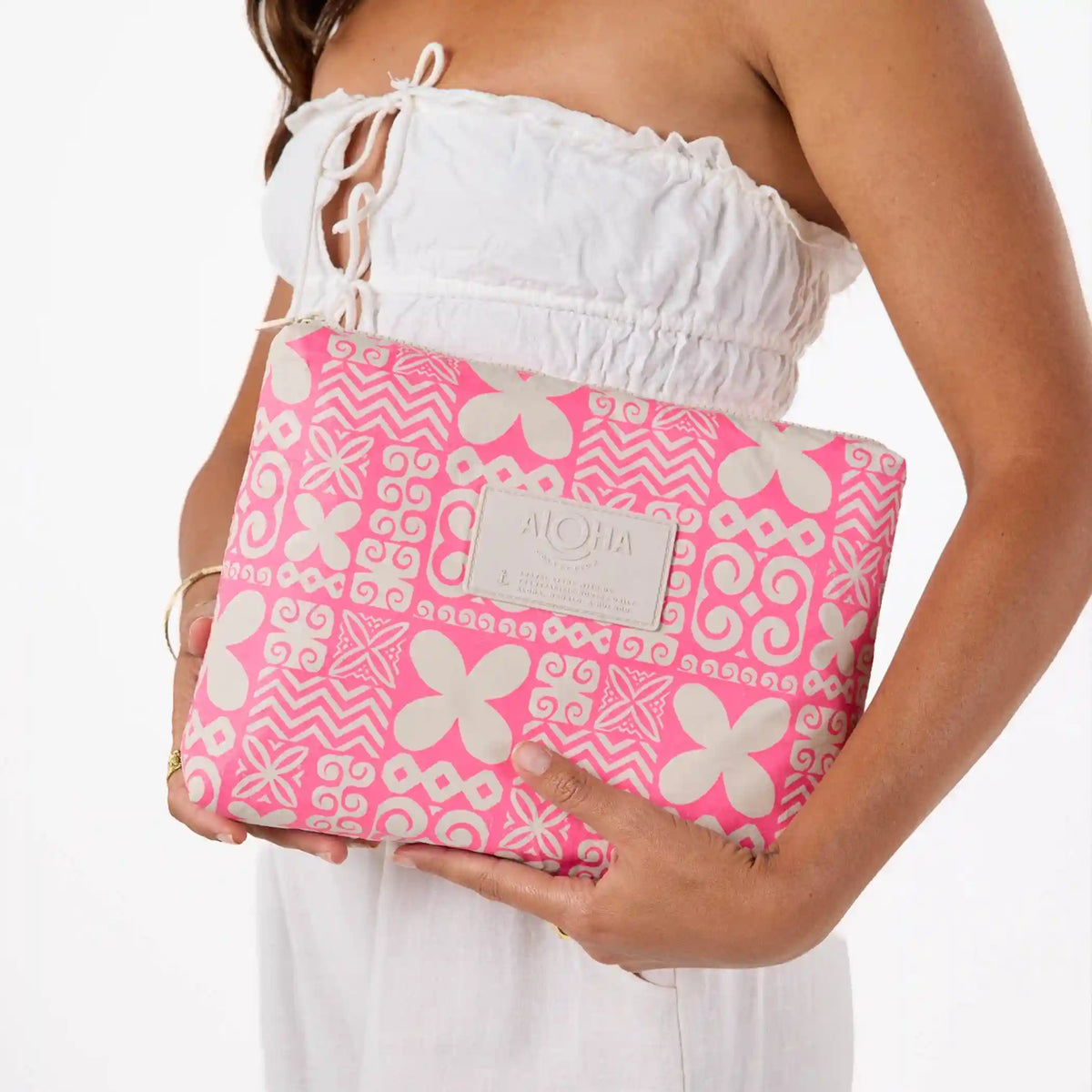 Pasifika Mid Pouch in Black on Sandstone