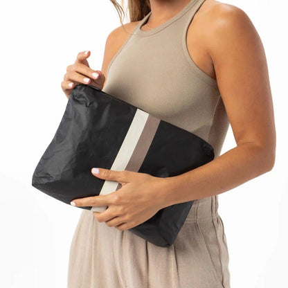 Le Voyageur Mid Pouch in Caffe on Black
