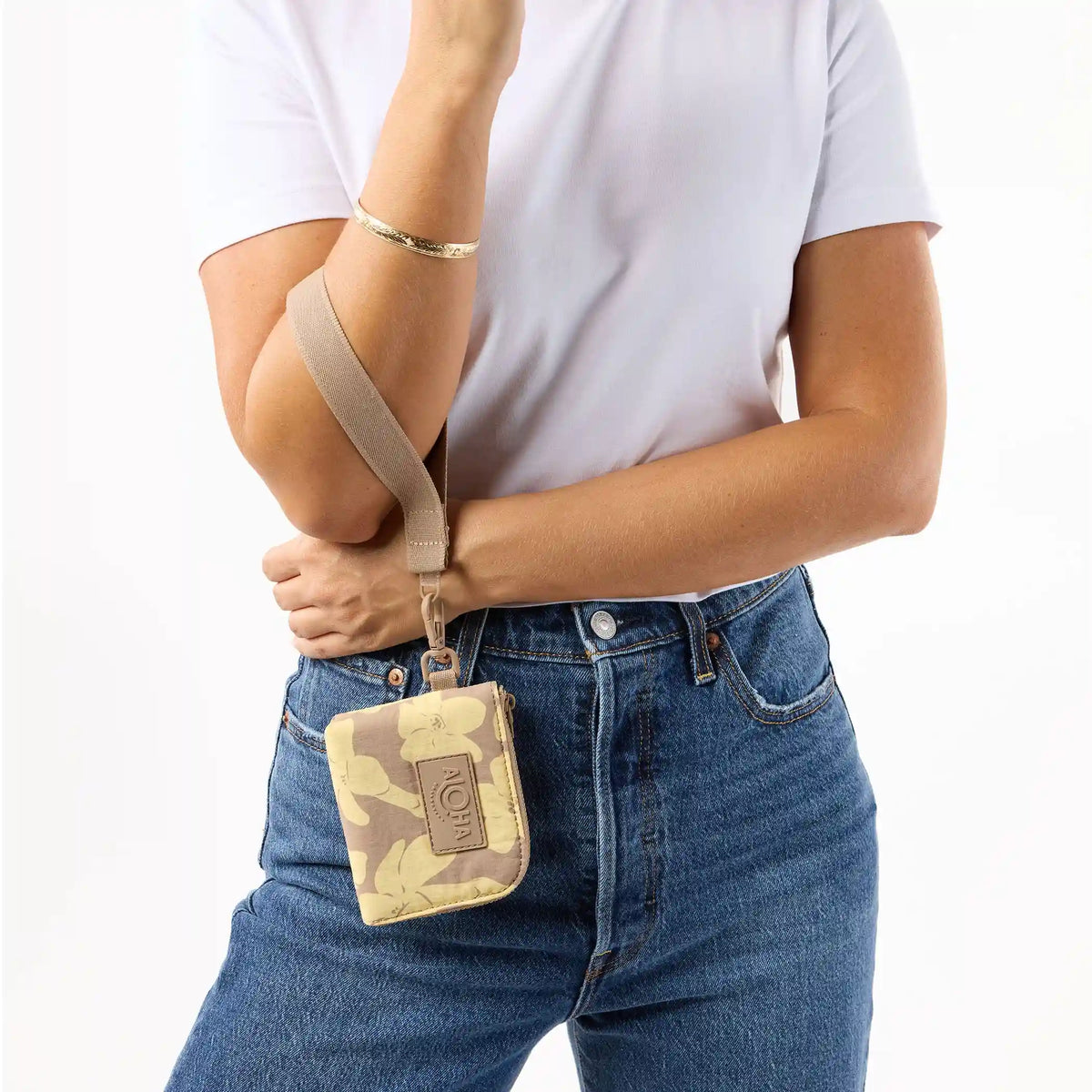 Puakenikeni Buds Go-To Wristlet in Affogato