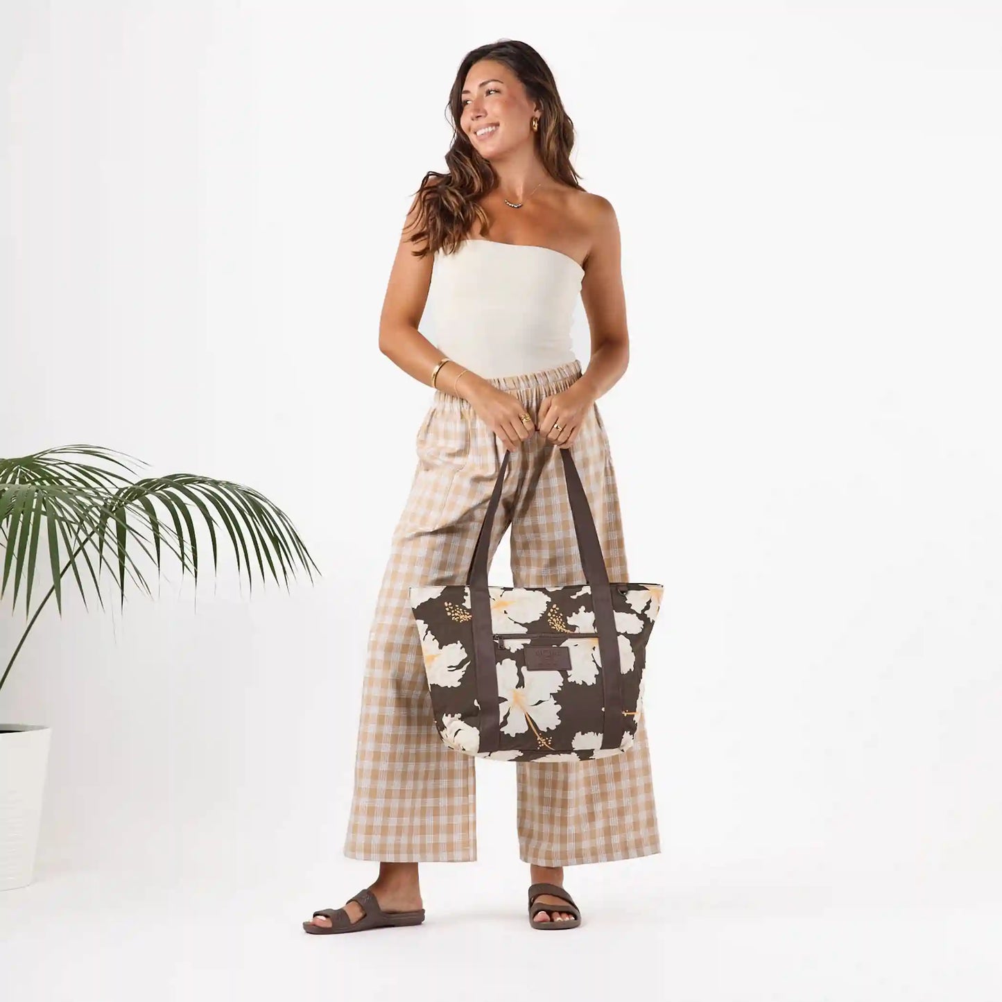 Taha'a Keep It Light Zipper Tote in Chocolate