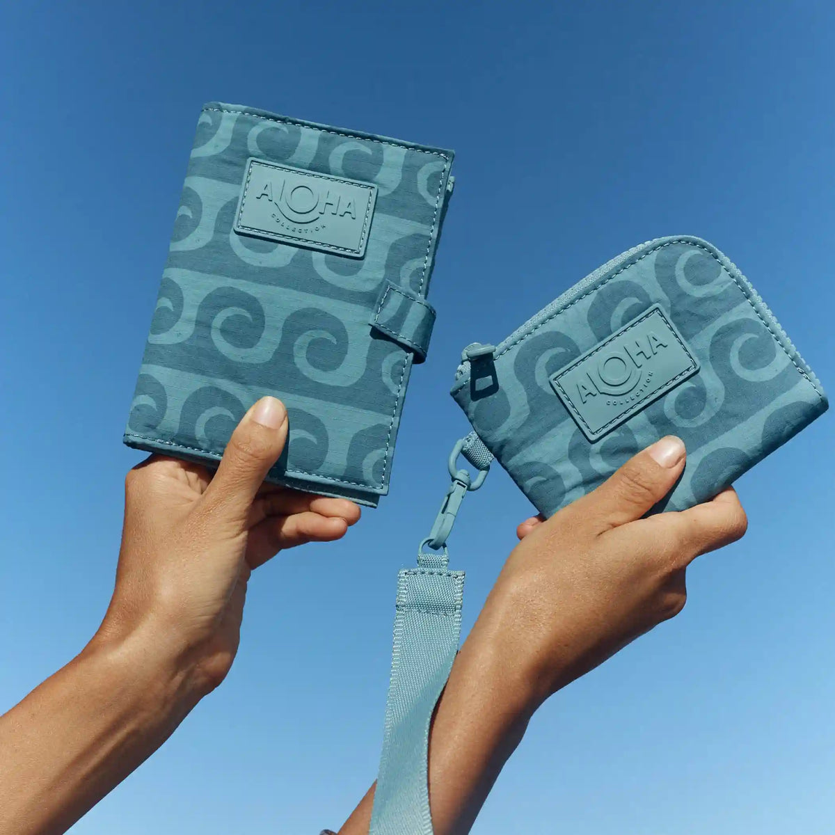 Party Wave Go-To Wristlet in Tide